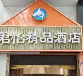 Shark Boutique Hotel - 2-Star