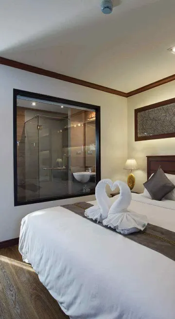 ห้องดีลักซ์ เตียงคิงไซส์ พร้อมวิวสระว่ายน้ำ