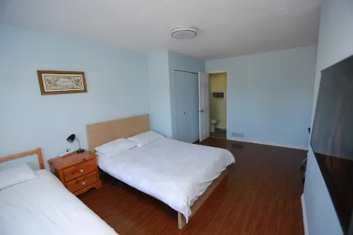 Hanna house - 2nd Floor Queen room with private full bathroom