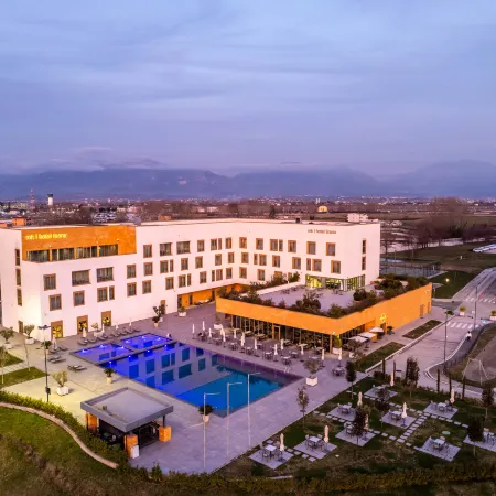 mk | hotel tirana