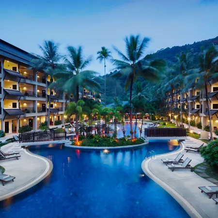 Radisson Resort and Suites Phuket Отели рядом с достопримечательностью «Пляж Лэм Сингх»