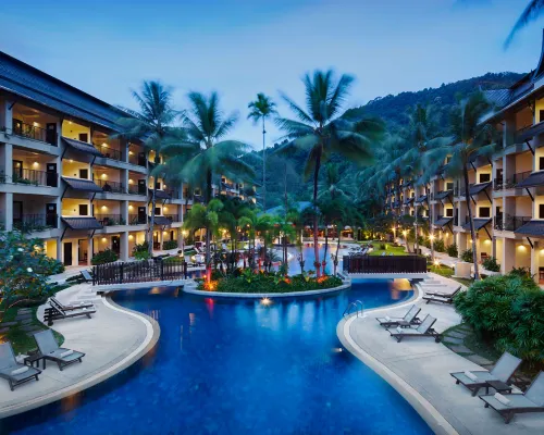 Radisson Resort and Suites Phuket Hôtels à proximité de : Plage de Laem Sing