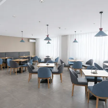 Homeinn·neo(Qitai Health West City Commercial Street Store)