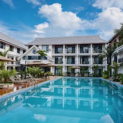 NAMKHAN SCENIC HOTEL (Free pick-up by pre-booking | Shuttle to Night Market & Royal Palace) Hotel dekat Wat Mai