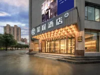 Starway Hotel (Linxia Bafang Thirteen Alleys) فنادق في لينشيا