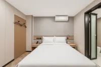 Shufu Hotel Shanghai (Jinsha Jianglu Metro Station, Global Harbor) - parking