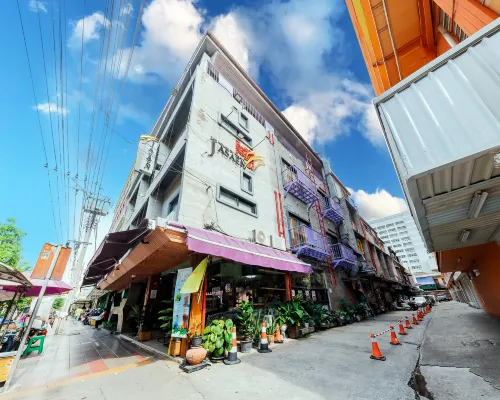 Jasaen Hotel Các khách sạn gần Bến tàu Sathon
