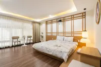 V Living - Airport Stopover with Free Laundry - balcony