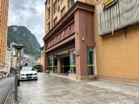 Yanjin Haoshengyin Holiday Hotel - parcheggio