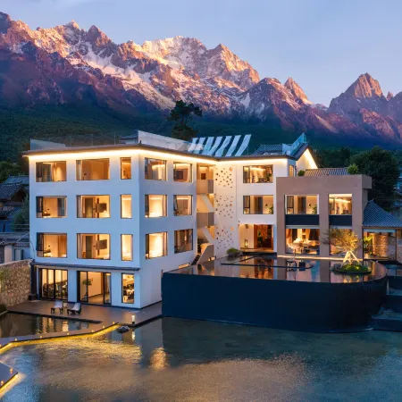 KIOWLAN Retreat · Golden Sunrise Snow Mountain Manor