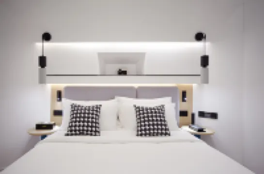 ISEYA Panoramic Hotel (Chongqing Jiefangbei Yunduan Zhiyan) Hotels near Lianhe International Mansion