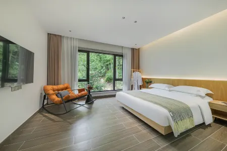 Half an acre of field, wilderness deep forest creek resort mountain luxury accommodation Отели рядом с достопримечательностью «shi ling cun»