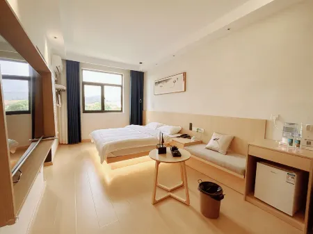 Lianyungang West Tourist Resort · Ask Homestay (Huaguoshan Branch) Отели рядом с достопримечательностью «Donggang College of Huaihai Institute of Technology»