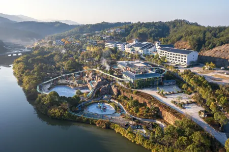 Longyan Liancheng Qingshui Tianyi Hot Spring Resort Отели рядом с достопримечательностью «Jiulong Lake (Jiulong Cave Cluster)»