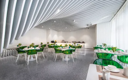 R  ROYALSS HOTEL Отели рядом с достопримечательностью «Songzhuang Huajia Cun Gallery»