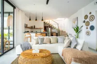 Villa Ozkar – Elegant 3-Bedroom Villa with Pool & Sunset Terrace - สระว่ายน้ำส่วนตัว