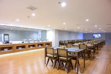 Jieming Hotel (Xisanzhuang Metro Station Water Park) Отели рядом с достопримечательностью «Shijiazhuang Botanical Garden»