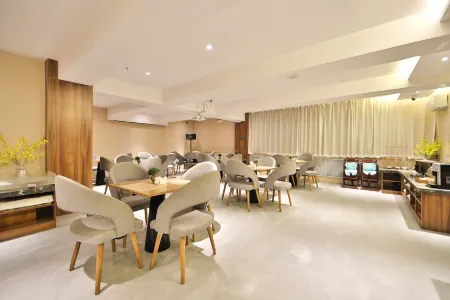 Homeinn Plus Hotel (Changchun Ziyou Avenue China-Japan Union Hospital) Отели рядом с достопримечательностью «Changchun Guanghua University»