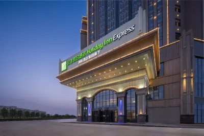 Holiday Inn Express Turpan (Meishingtiancheng Food Street Branch) Отели рядом с достопримечательностью «Пассажирский Центр, Наулуцзян»