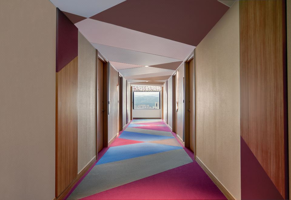 2. 호텔 참 참 -..