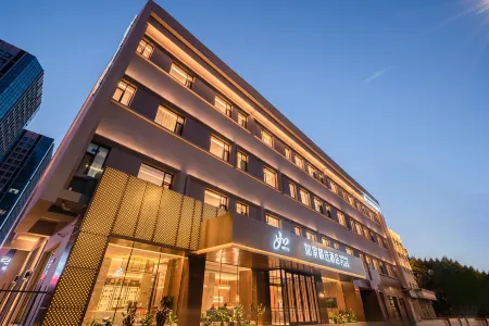 Homeinn Plus Hotel (Shenyang North Station Liaoning Provincial Government) Отели рядом с достопримечательностью «Wugou Jingguang Stupa»