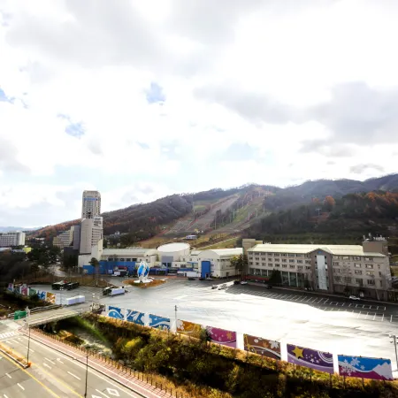 Pyeongchang the White View Отели рядом с достопримечательностью «Лыжный курорт Феникс Парк»