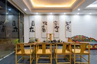 Banshan Courtyard · Looking Up at the Stars · Holiday Hotel - salle de sport