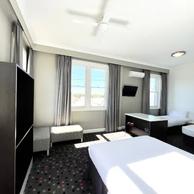 The Sunnyside Tavern, Broadmeadow Hotels near Wests Convention Centre