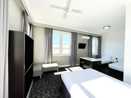 The Sunnyside Tavern, Broadmeadow Hotels in Mayfield West