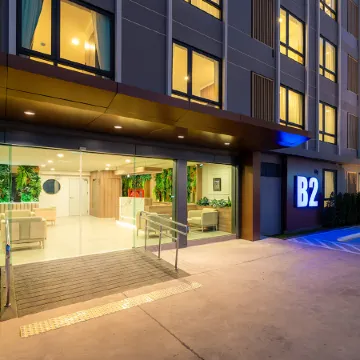B2 Grand Nimman Premier Hotel Отели рядом с достопримечательностью «Ват Пратхат Дой Сутхеп»