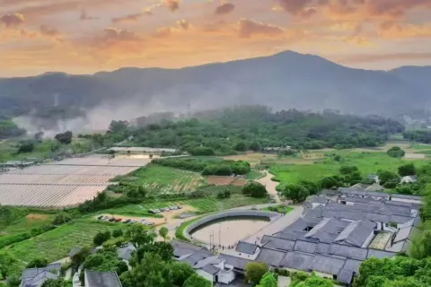 Huizhou autumn long valley home stay