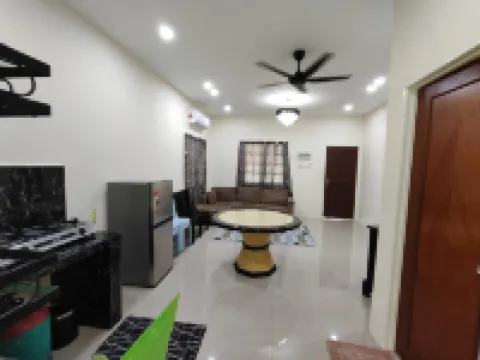 Mri Residence - Homestay in Sg Buloh with Swimming Pool - No Pork&Alcohol Allowed