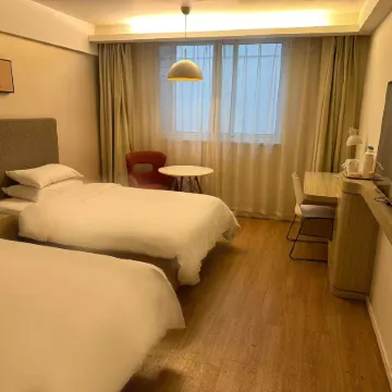 Guzhen Romantic Journey Hotel (Touzhi Building)