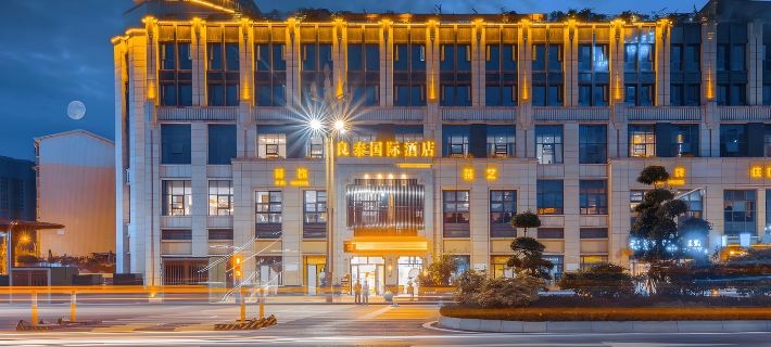 Huaying Liangtai International Hotel Отели в г. Хуаин