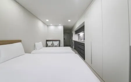 Jeju Centerpoint N Отели рядом с достопримечательностью «Драконный головный рок»