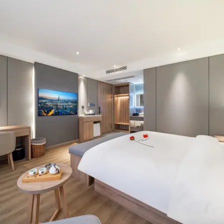 Qingmu Select Hotel （Zhenjiang Dantu South Station Baolong Plaza Store)