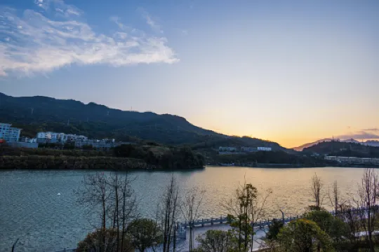 Mountain Echo River View Resort Homestay (Chenzhou Zixing Dongjiang Lake Branch)