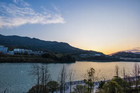 Mountain Echo River View Resort Homestay (Chenzhou Zixing Dongjiang Lake Branch) Отели рядом с достопримечательностью «Xiangnan Botanical Garden»