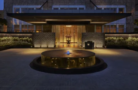 Keraton at The Plaza, The Unbound Collection by Hyatt Отели рядом со станцией Stasiun Pasar Senen