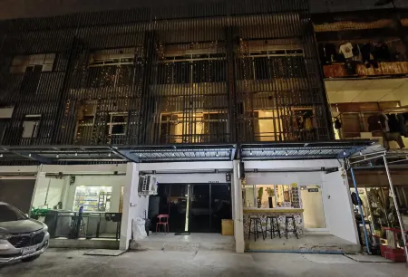 MOMOYAHOUSE Отели рядом с достопримечательностью «Wat Mai Phiren»