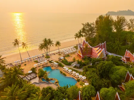 Santhiya Koh Chang Resort Отели рядом с достопримечательностью «Водопад Клонг Плу»