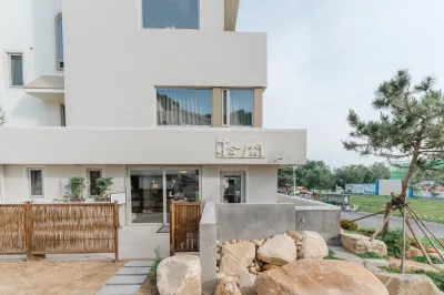 Shijian Hotel (Huoju 8th Street International Coastal Baths) Отели рядом с достопримечательностью «Остров Сяоши»