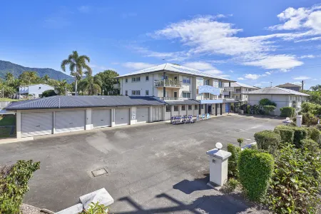 Cairns Reef Apartments & Motel Отели в г. Редлинч