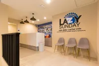 慵懶週日青年旅館 Nimibutr Stadium附近的飯店
