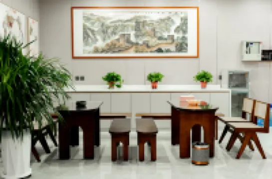 Yuzhou Business Hotel (Pingliang Liuhu Park)