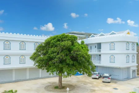 Snowwhite castle hotel Отели рядом с достопримечательностью «Мариана Резорт & Спа»