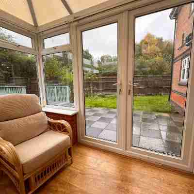 Spacious 4 Bed House with parking in Wolverhampton Hotel Exterior