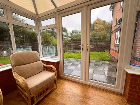 Spacious 4 Bed House with parking in Wolverhampton