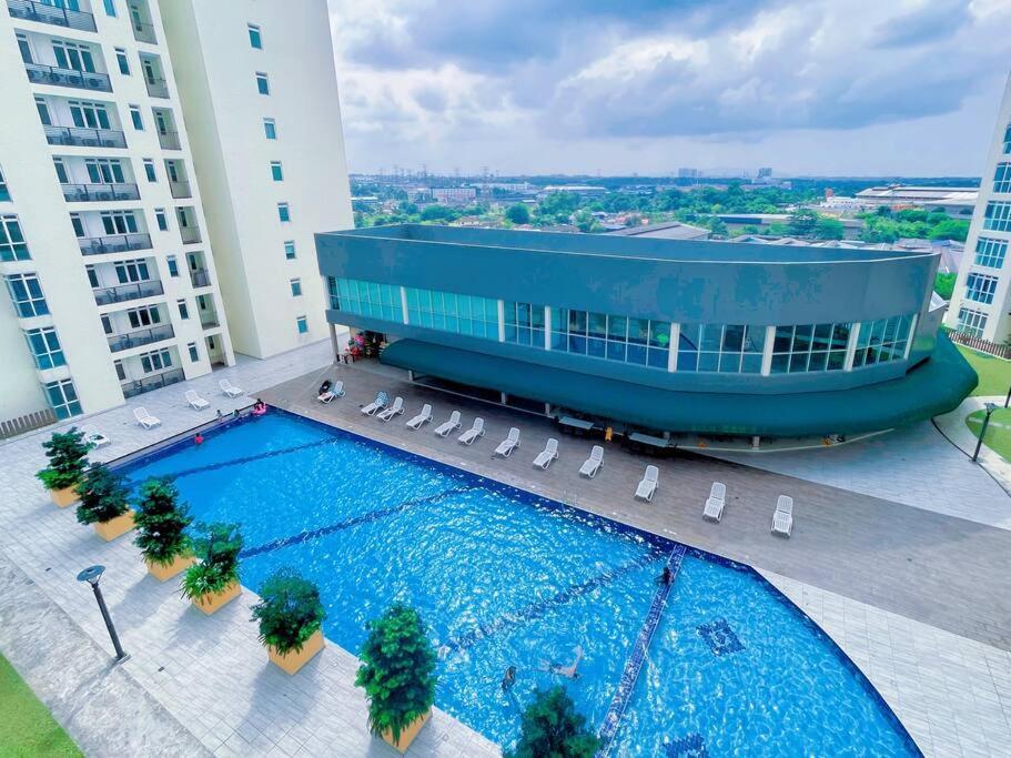 Residences at Daya by SR Home Hotele w: Tebrau
