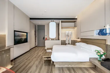 Free Bird Resort Hotel Отели рядом с достопримечательностью «Yulong Bridge»